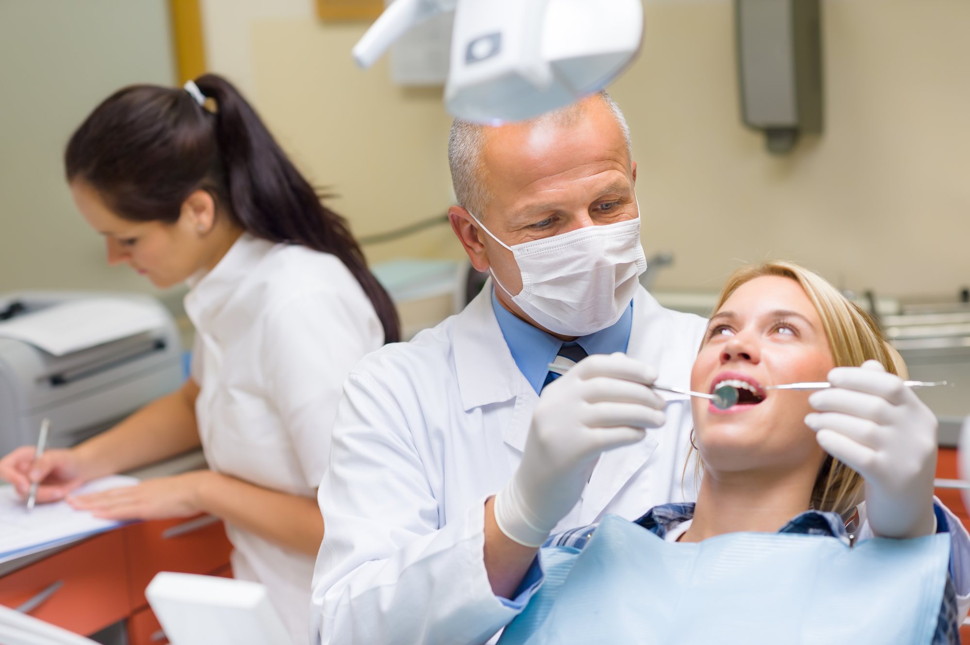 Dentista atendendo paciente no consultório