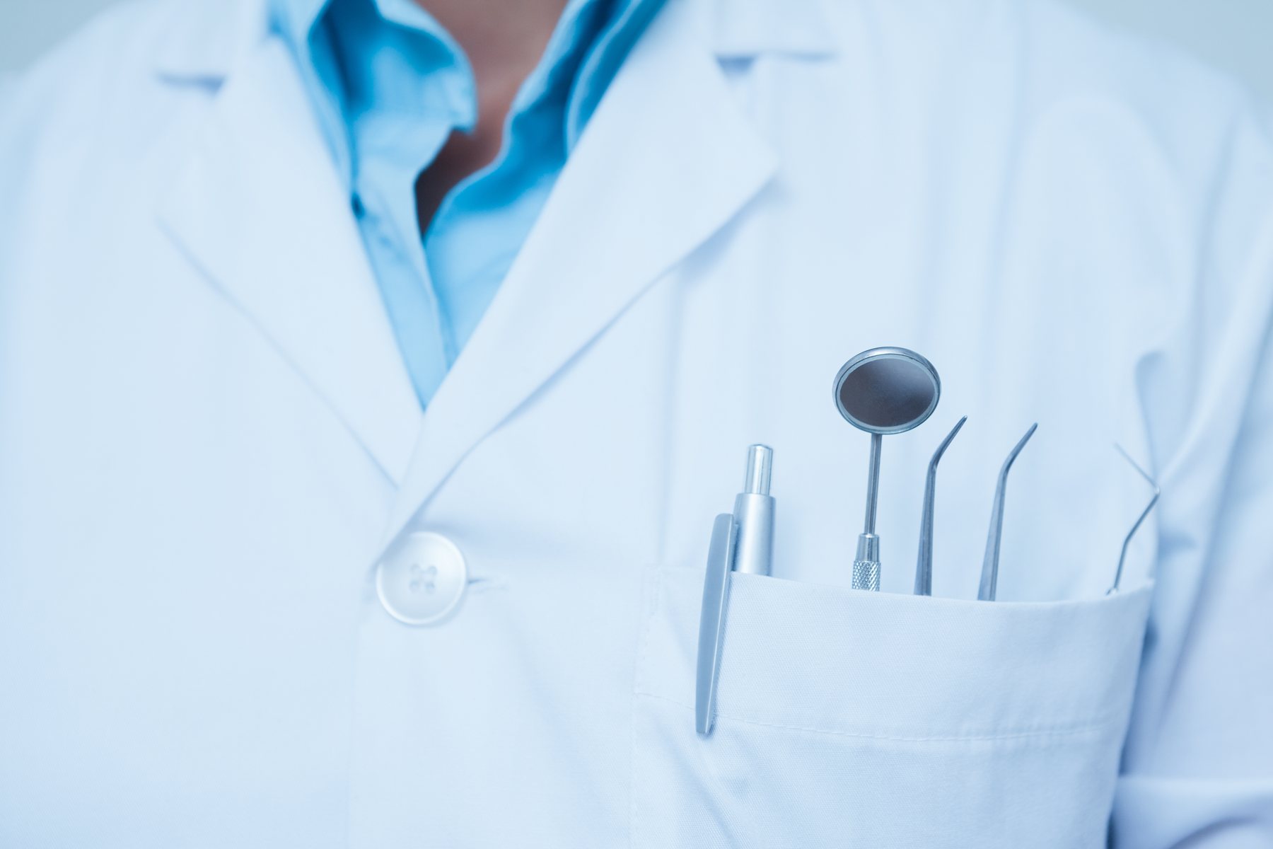 Jaleco com instrumentos odontológicos no bolso